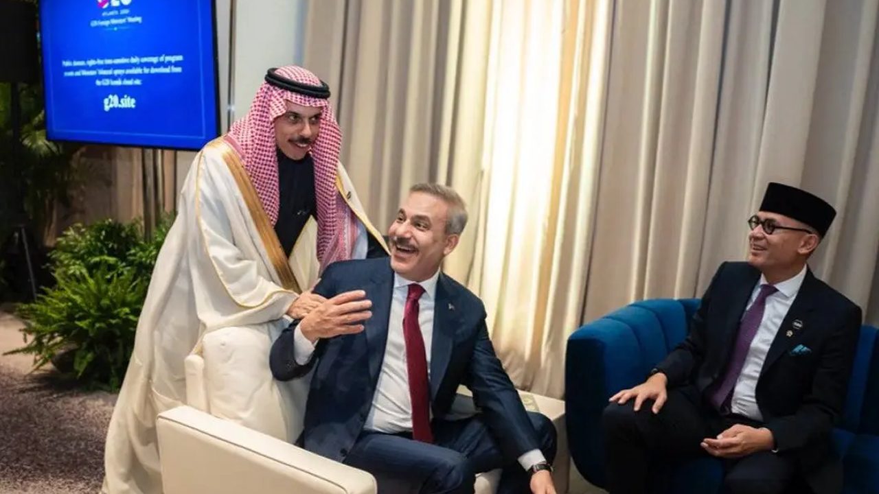 Suudi bakandan, Hakan Fidan'a sürpriz!
