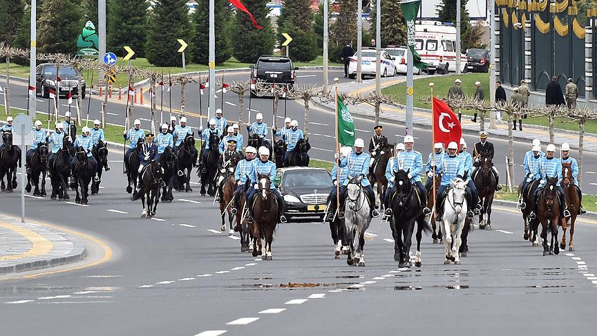 Suudi Kral Selman resmi törenle karşılandı