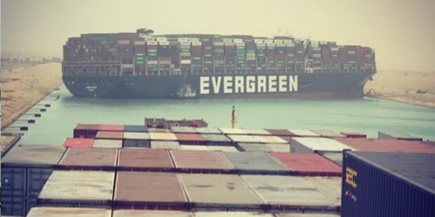 Süveyş Kanalı'nda 200 bin tonluk gemi karaya oturdu