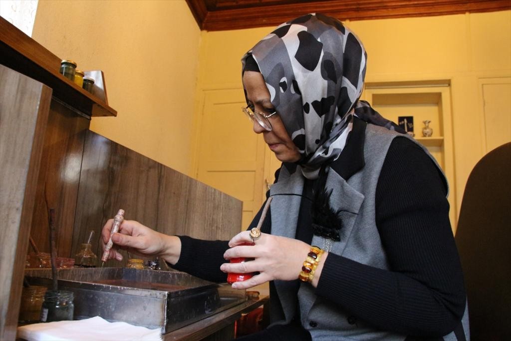 Suya 20 yıldır “nakış işliyor”