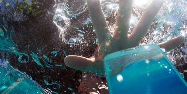 Suya düşen telefonunuzu kurtarın