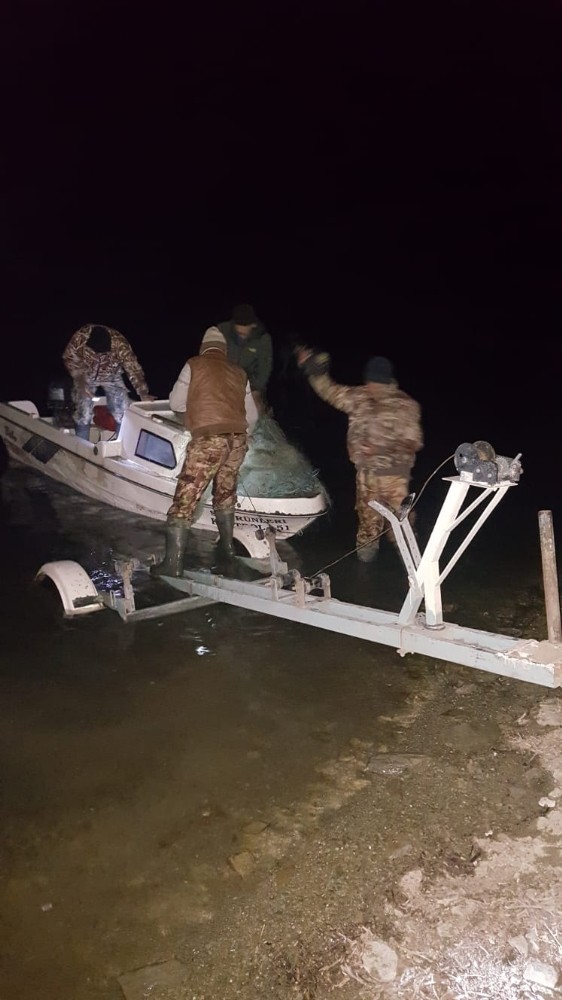 Suya izinsiz bırakılmış 13 bin metre misine ağ ele geçirildi 