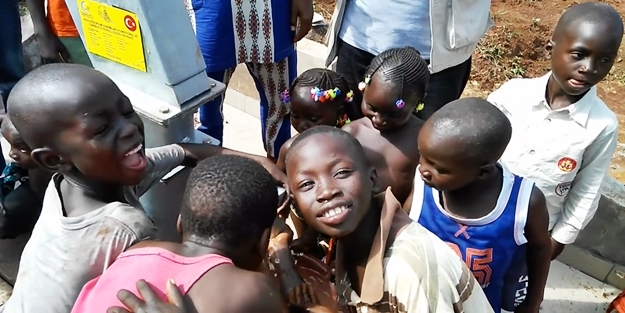 Suya kavuşan Afrikalı çocuklar öyle bir sevinç yaşadı ki...