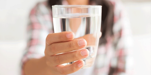 Suyu böyle içmek mum gibi erimenizi sağlıyor!