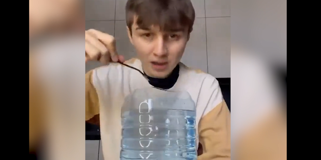 Suyu çatalla içmeye uğraştı: 5 litre suyu bakın kaç saatte bitirdi!