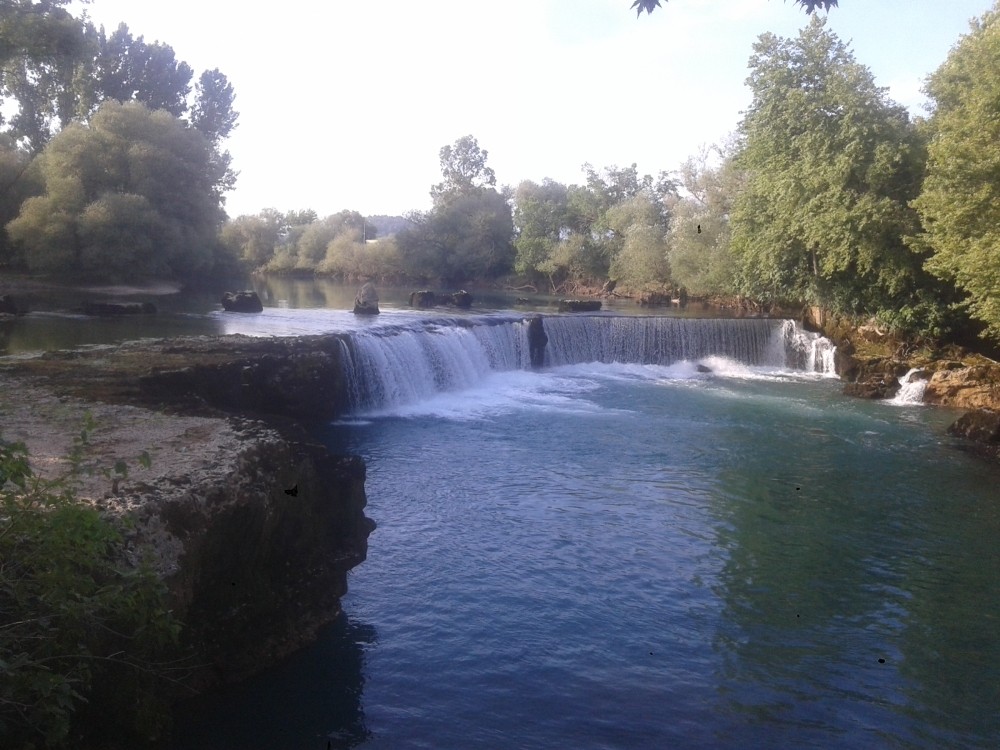 Suyu çekilen Manavgat Şelalesi’nde tehlikeli yolculuk 