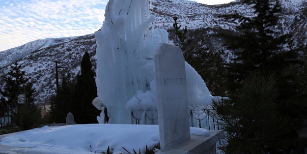 Suyu patlayan mezarlık buz kesti