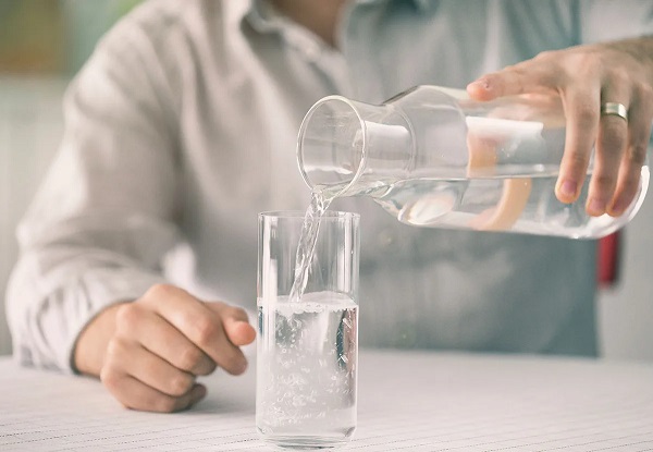 Suyu yanlış saatte içmeyin | Aç karnına içilen su bakın nelere yol açıyor!