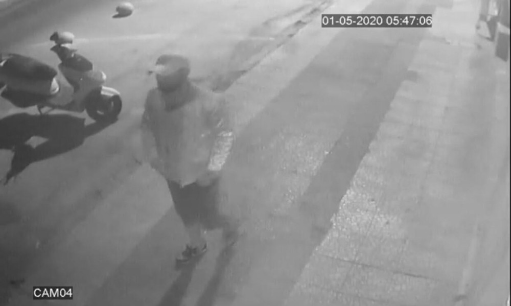 Tabanca meraklısı hırsız kameraları dikkate almadan silahları çaldı 