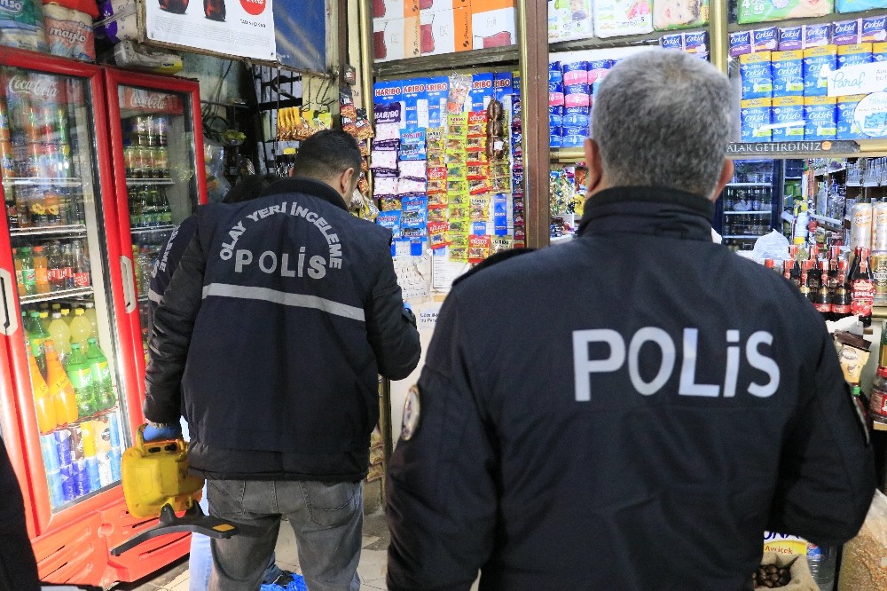 Tabancasıyla oynayan kişi kazara kendini vurdu 