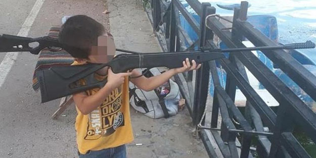 Tabancayla oynarken babasını öldürdü, tüfekli fotoğrafları ortaya çıktı