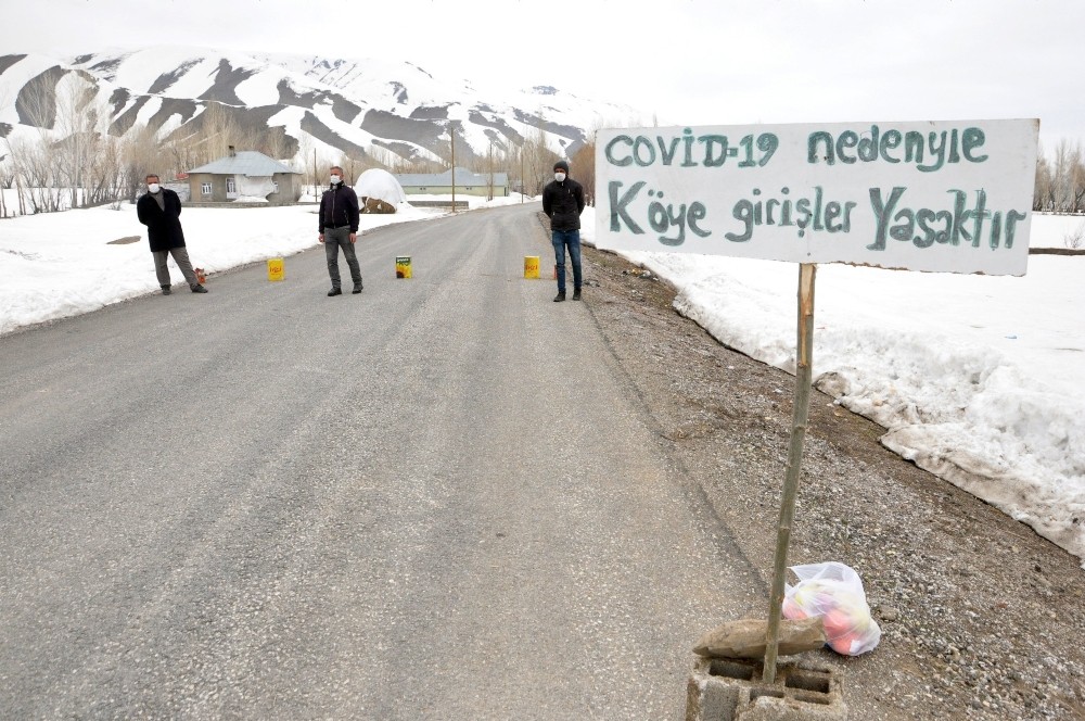 Tabela asarak köyü giriş çıkışlara kapattılar 