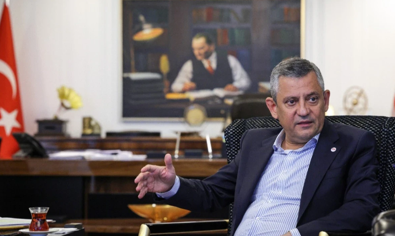 Tabela değişti ama fırsatçılık zihniyeti değişmedi: Özgür Özel, fon krizinden siyaset devşirdi