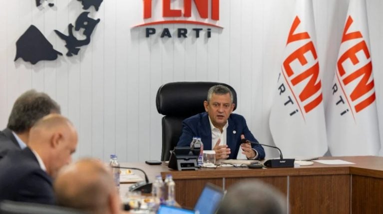 Tabela değişti ama zihniyet aynı: Özel ve avaneleri yine milli duruşa düşman