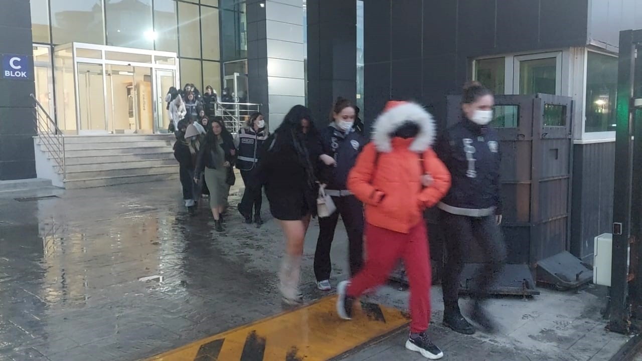 Tabelanın arkasındaki gerçek! Kurutun bu bataklığı! Masaj salonu görünümlü yerler bakın ne çıktı