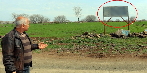 Tarladaki tabelayı gören bir daha bakıyor