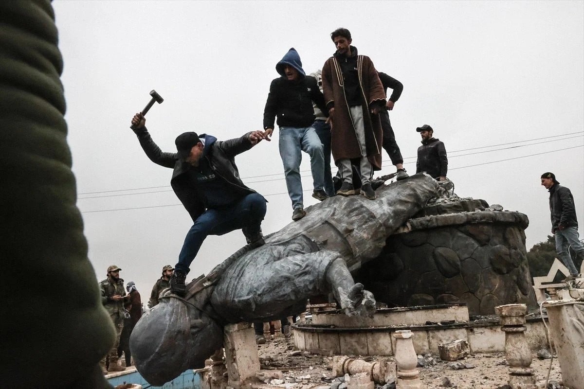 Tabka’da terörün izleri siliniyor: Halk heykelleri yıktı, o fotoğrafları boyadı!