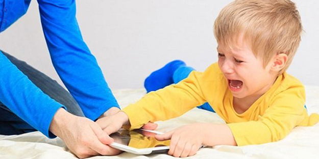 Tablet ve cep telefonlarındaki oyunlar çocuklarda zeka geriliğine sebep oluyor!