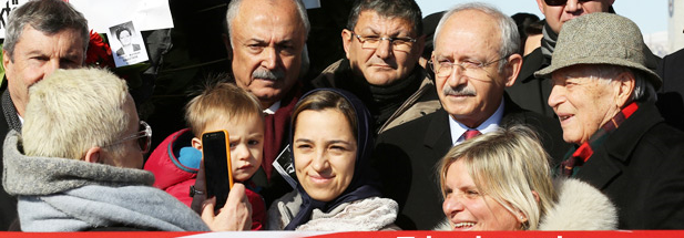 Tabut başında hatıra fotoğrafı (!)