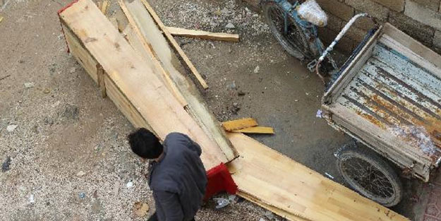 Tabutları parçalayan babanın gerekçesi yürekleri sızlatıyor