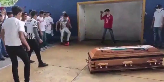 Tabuttaki ölüye gol attırdılar! O anlar şok etti