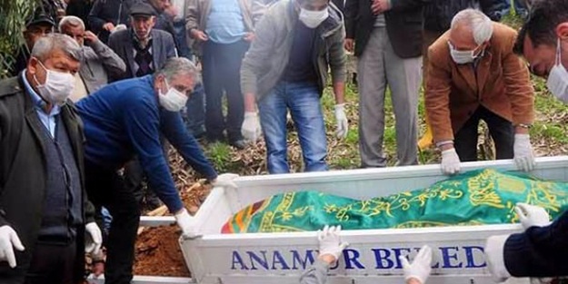 Cenazede ürküten ayrıntı: Eldivenle...