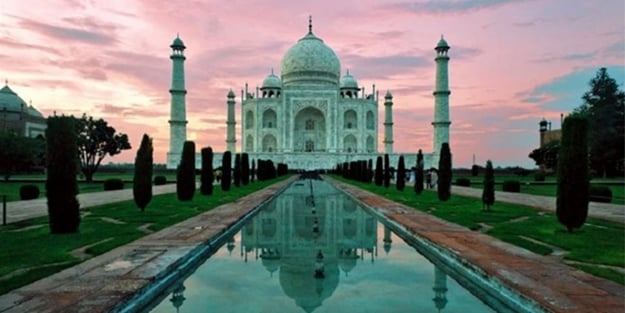 Tac mahal yeşile dönmeye başladı