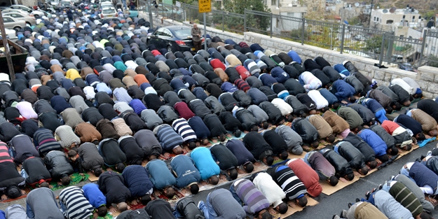 İşyerlerinde namaz kılmak yasak!