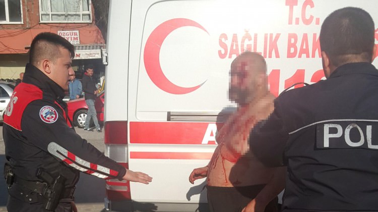 Tacizciye meydan dayağı! Polis kurtardı