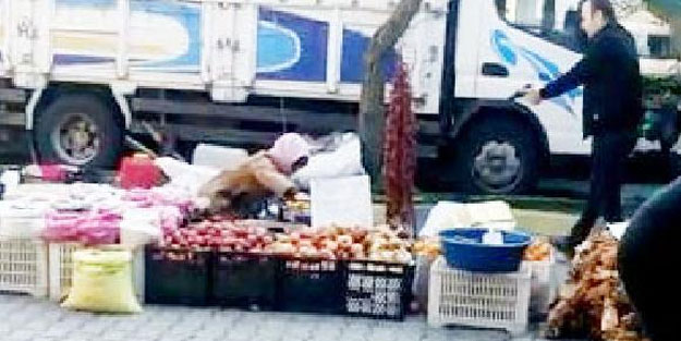 Tacizle suçladığı adamı sokak ortasında öldürdü