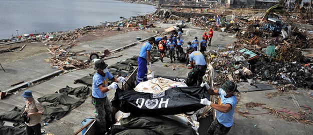 Tacloban’da cesetler toplu mezarlara gömülüyor..