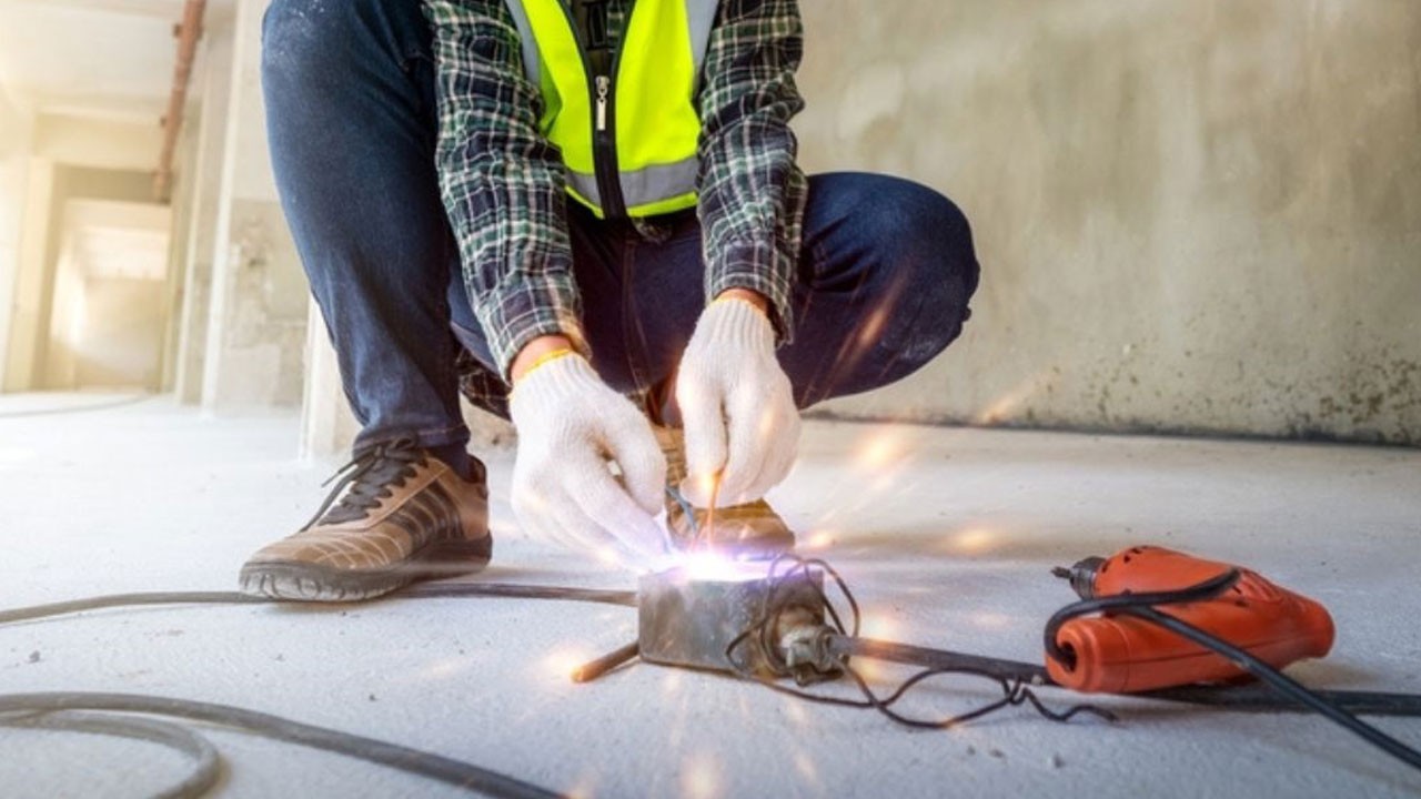 Tadilat faciayla bitti! Önce elektrik akımına kapıldı ardından çatıdan düştü