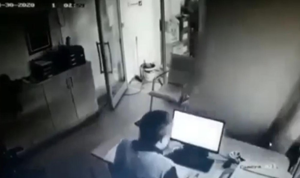 Tadilat sırasında bir anda tavan çöktü, ne olduğunu bile anlayamadı 