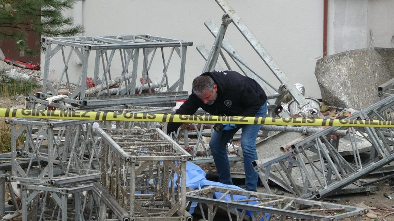 Tadilat yapılan binada iskele çöktü! 2 ölü