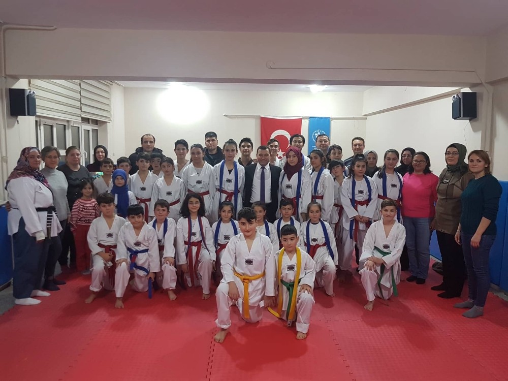 Taekwondo sporcuları kuşak bağladı 