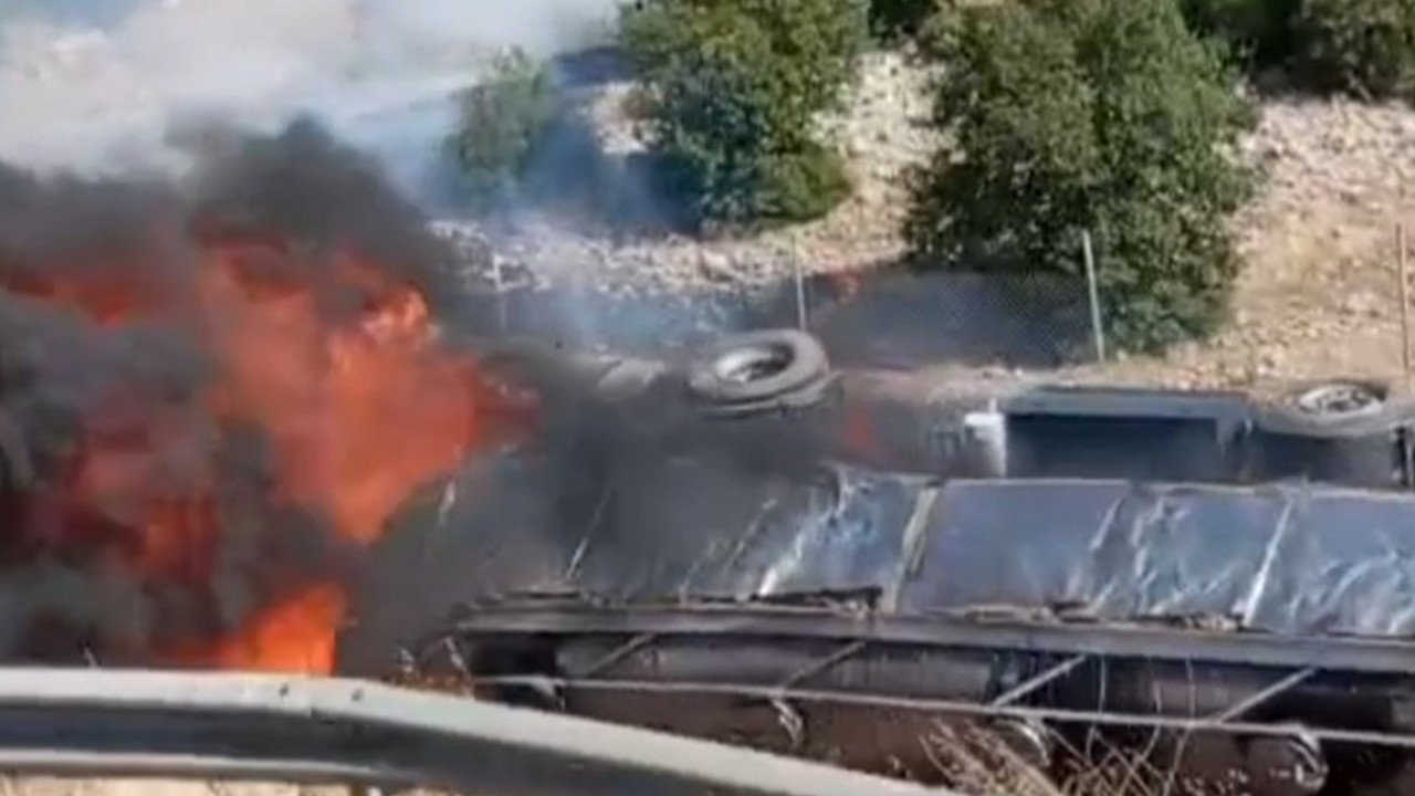 TAG Otoyolu’nda bitkisel yağ yüklü tır devrildi: Sürücü yaralı, tır kül oldu