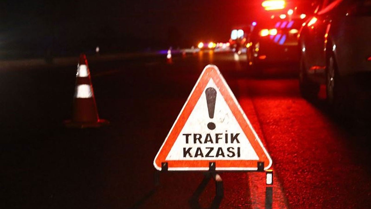 TAG Otoyolu’nda feci kaza! Tıra çarpan kamyonette 2 kişi hayatını kaybetti