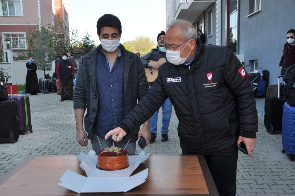 Tahliye sonrası çifte kutlama 