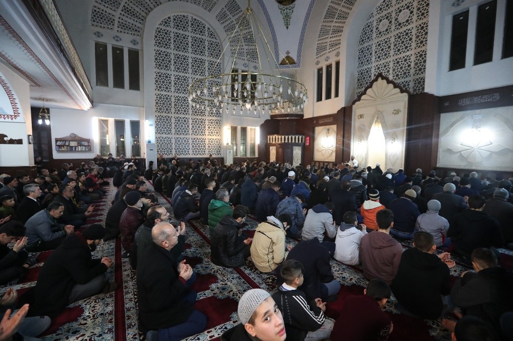 Tahmazoğlu, Regaib Kandil’inde vatandaşlarla bir araya geldi 