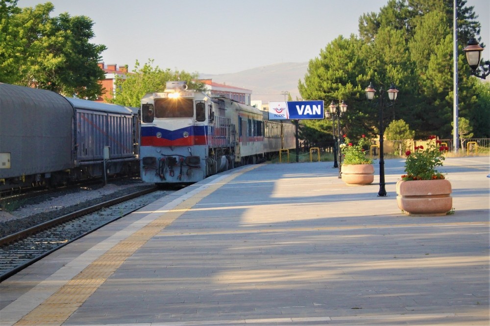 Tahran-Van tren seferlerinin başlama sevinci 