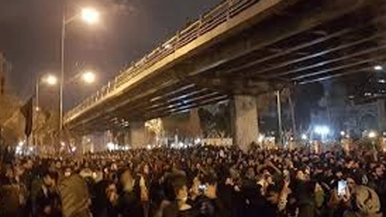 Tahran'da halk sokaklara döküldü! Rejime destek, İsrail’e lanet