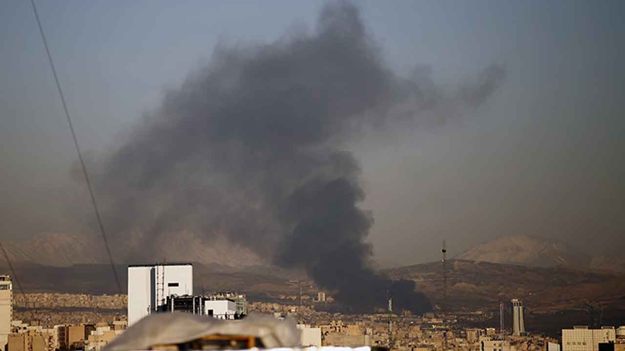 Tahran'da "karşılıklı" gece mesaisi: Uçak seslerinin ardından peş peşe patlamalar!