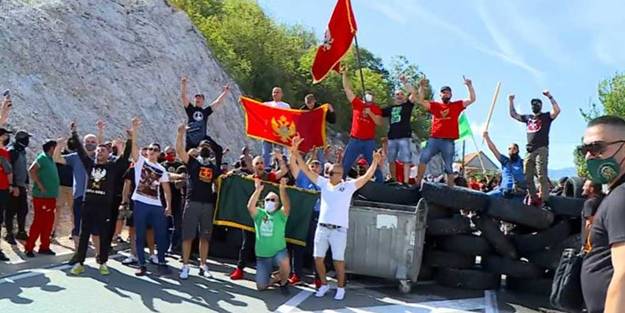 'Taht töreni'nde gerginlik!