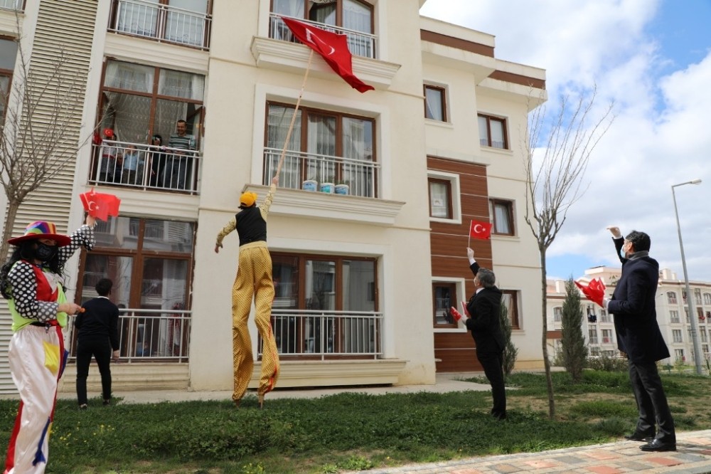 Tahta bacaklılardan, 23 Nisan çocuklarına pencerelerden Türk bayrağı 