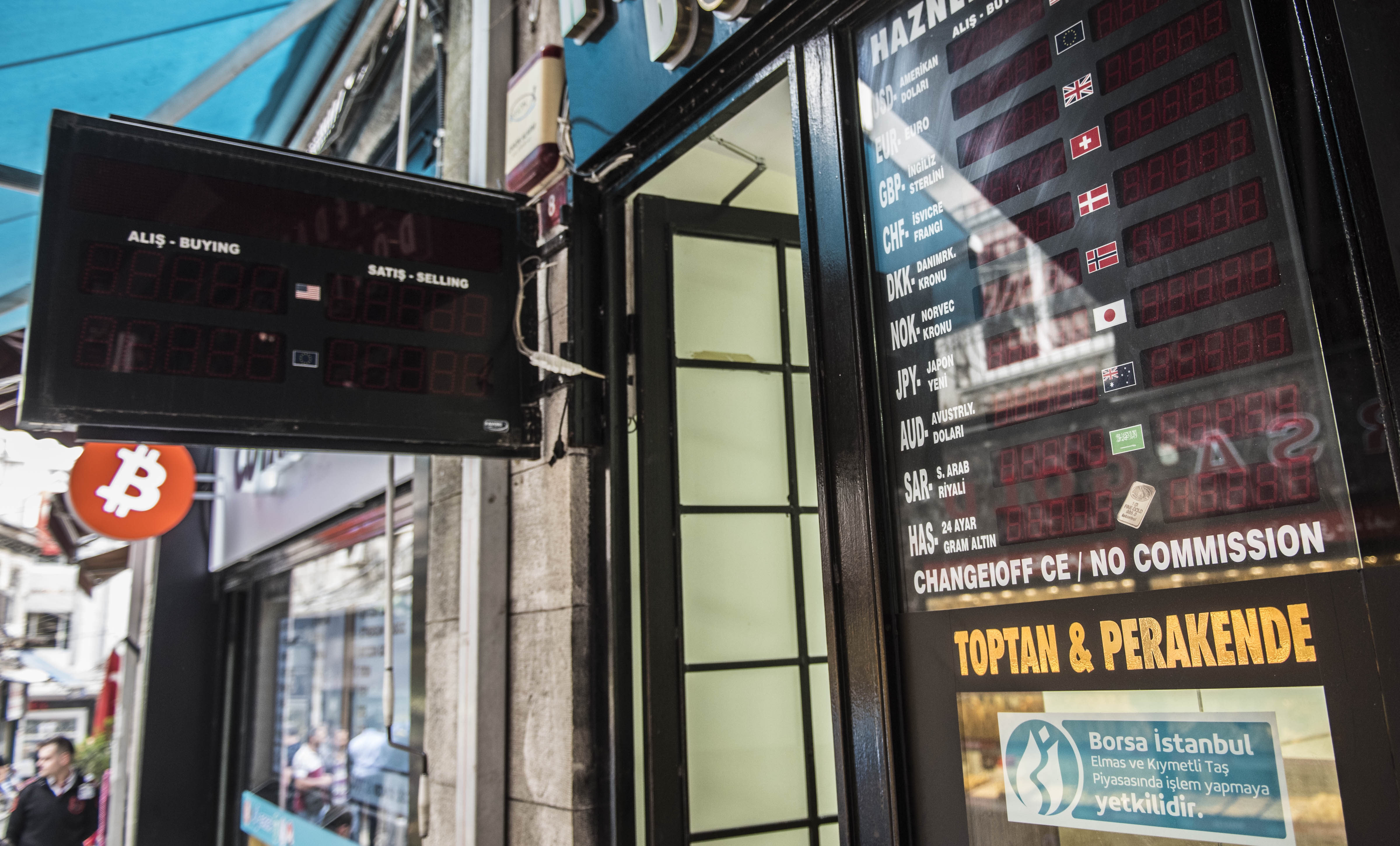 Tahtakale'de bazı döviz bürolarından ilginç karar