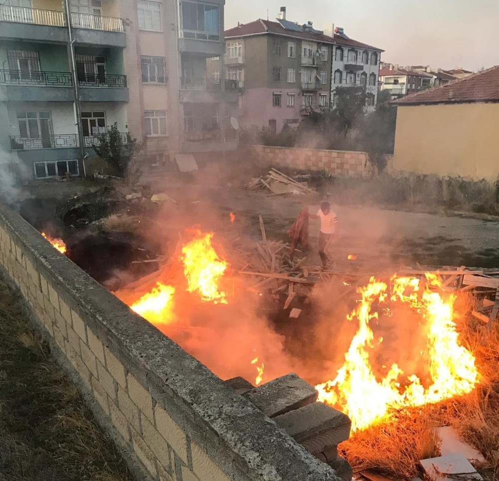 Tahtaların bulunduğu arazideki yangın evlere sıçramadan söndürüldü 