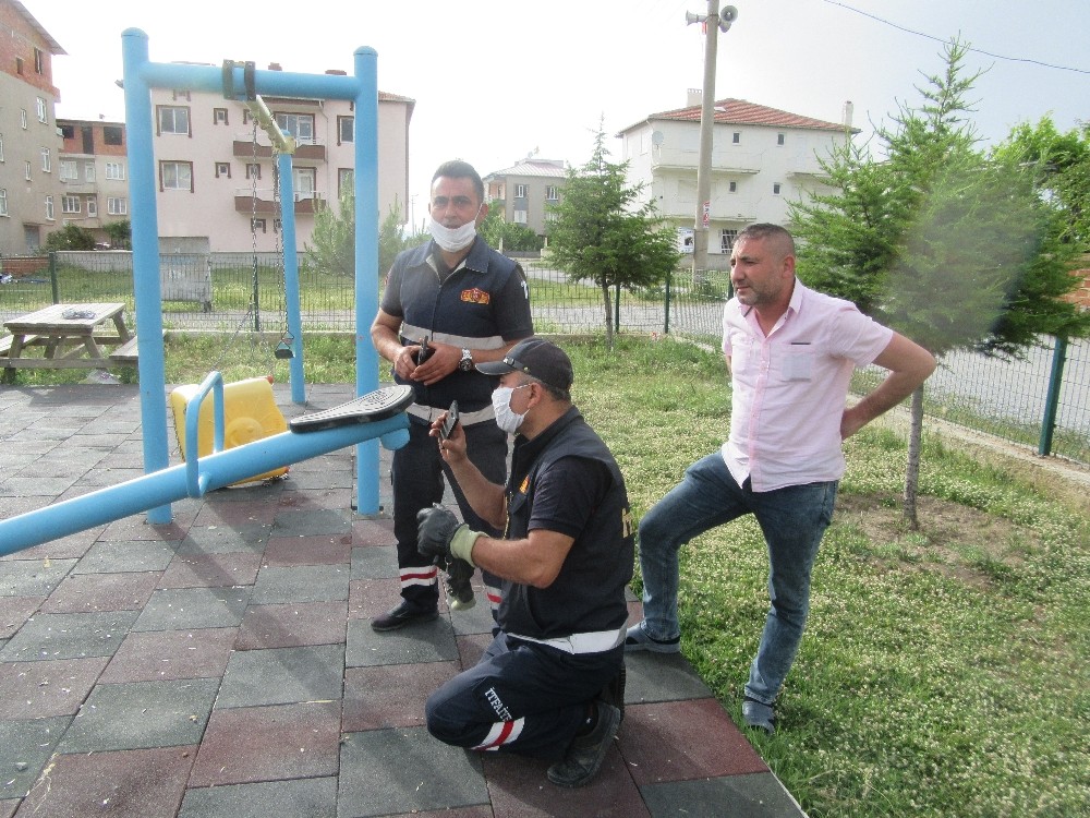 Tahterevalliye sıkışan yavru kediyi itfaiye kurtardı 