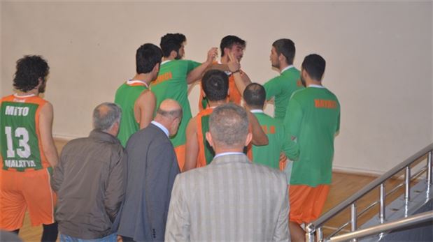 Takım arkadaşını tokatladı