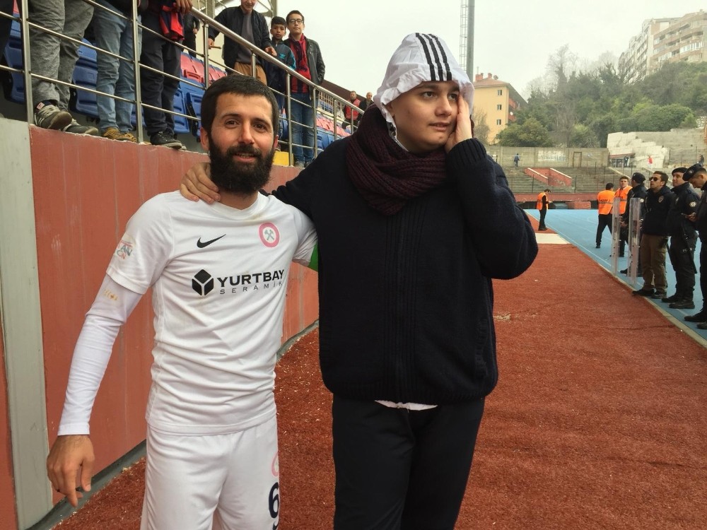 Takım kaptanı galibiyeti kardeşiyle kutladı 