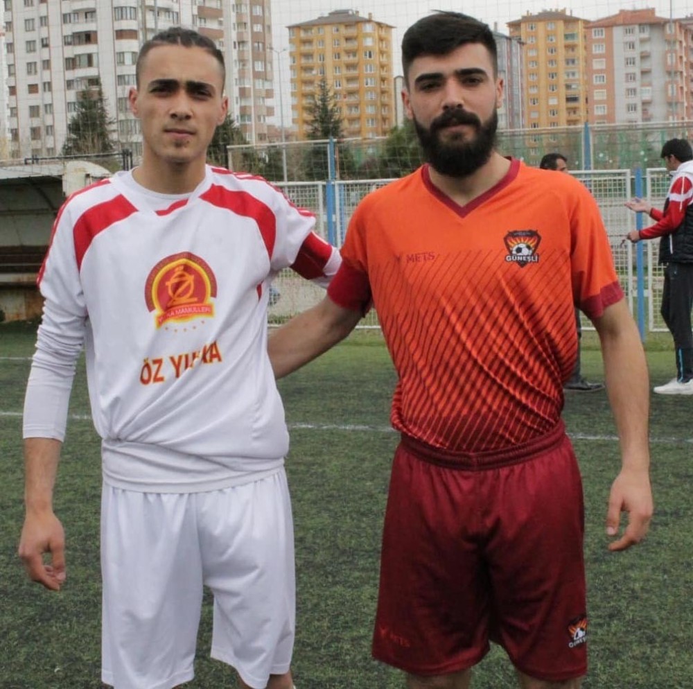 Takım kaptanı kardeşler sahada rakip oldu 
